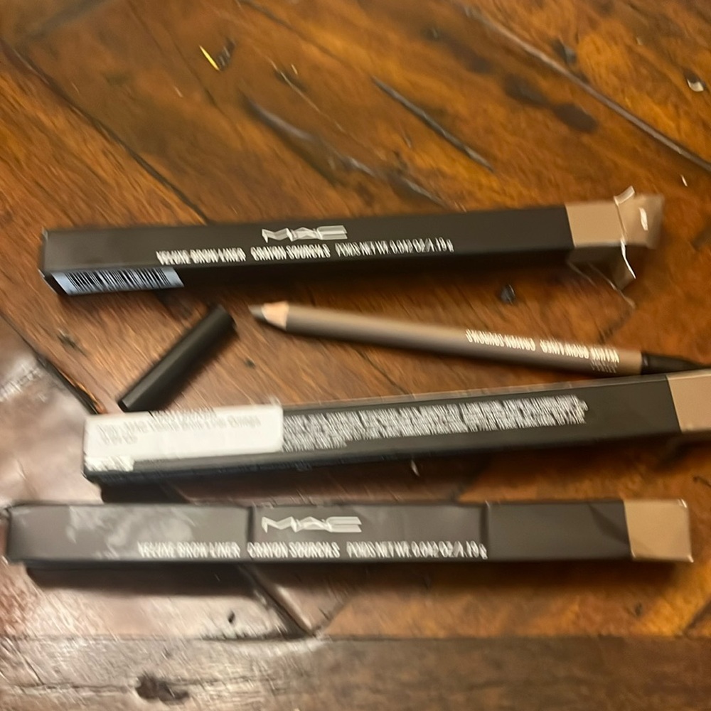 MAC Cosmetics Veluxe Brown liner for eyes or eyebrows Color:Omega
New in box